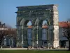 Saintes - Arco de Germánico y casas en la ciudad