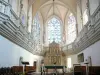 Santa Capilla de Vic-le-Comte - Interior de la Sainte-Chapelle (San Pedro): el coro, con su altar de piedra blanca y vidrieras (tragaluces)