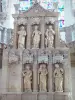 Santa Capilla de Vic-le-Comte - Interior de la Sainte-Chapelle (San Pedro): retablo tallado en piedra blanca