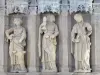 Santa Capilla de Vic-le-Comte - Interior de la Sainte-Chapelle (San Pedro): estatuas de altar de piedra blanca