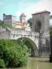 Sauveterre-де-Béarn - Укрепленные ворота и арка Легендарного моста на Gave d'Oloron, Монреальская башня и шпиль церкви Андрея Первозванного
