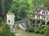 Sauveterre-де-Béarn - Укрепленные ворота и Арка Легендарного моста на Гар д'Олорон