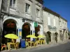 Sauveterre-de-Guyenne - Casas com vigas e terraço restaurante da Praça da República