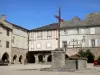 Sauveterre-de-Rouergue - Cross and wells of the Arcades square
