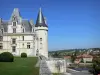 Das Schloß von La Rochefoucauld - Schloß von La Rochefoucauld: Schloß überragt den Fluss Tardoire und die Häuser der Stadt