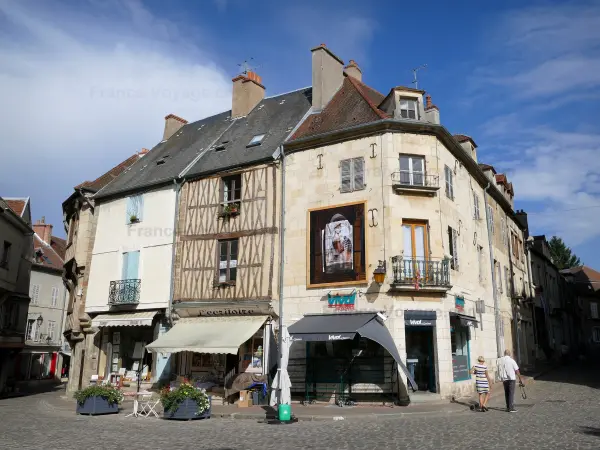 Semur-en-Auxois - Guide Tourisme & Vacances