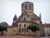 Semur-en-Brionnais - Collégiale Saint-Hilaire (église) de style roman avec son clocher octogonal ; dans le Brionnais