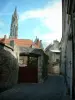 Senlis - Geplaveide straatjes van de oude stad met poort huizen en toren met een pijl (gotische architectuur) van de Notre Dame