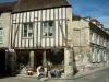 Senlis - Hout-frame huis met een antiekwinkel