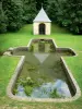 Sitio abacial de Élan - Capilla de Santa Roger se refleja en las aguas de la cuenca