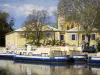 Le Somail - Puerto del Canal du Midi, barcos amarrados, los árboles y las fachadas de la aldea de Somail