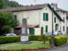 Sorde-l'Abbaye - War memorial and houses of the Sorde-l'Abbaye village