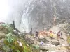Soufrière - Fumarolen ontsnappen uit een put op de top van de vulkaan