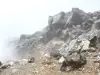 Soufrière - Fumarolen ontsnappen uit een put van de vulkaan