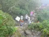 Soufrière - Groep wandelaars maken de beklimming van de vulkaan