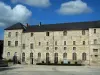 Souillac - Edificio del convento (antigua abadía) y las nubes en el cielo azul