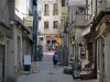 Souillac - Calle en el casco antiguo con sus casas y tiendas