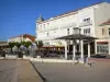 Soulac-sur-Mer - Facciate, caffè e ristoranti del lungomare della località
