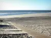 Soulac-sur-Mer - Spiaggia di sabbia e nell'Oceano Atlantico al largo con la silhouette di Cordouan