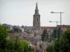La Souterraine - El campanario de Notre-Dame, las casas medievales, árboles y postes de luz