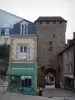 La Souterraine - Puerta de San Juan y la fachada de una casa decorada con un trompe l'oeil