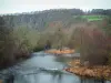Suisse normande - Vallée de l'Orne : rivière, arbres, falaises (parois rocheuses) et prairies verdoyantes (vertes)