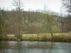 Suisse normande - Vallée de l'Orne : rivière, arbres, pâturage et falaises (parois rocheuses)