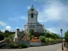 Sundgau - Witte kerk, omringd door bloemen en planten (dorp Riespach)
