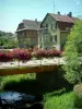 Sundgau - River, een kleine brug versierd met bloemen en huizen (dorp Hirtzbach)