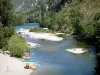 Tarn gorges - Tarn river lined with trees, canoes along the water; in the Cévennes National Park