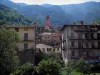 Tende - Campanario lombardo de Notre-Dame de la Asunción, las casas de la ciudad medieval y la montaña