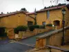 Theizé - El alcalde, casas de pueblo, farolas y bancos, en la Tierra de Oro de Piedra (Beaujolais)