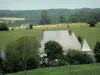 Thiérache ardenesa - Vista del techo de las MAIPAS granja fortificada (casa fortificada situada en la localidad de Pérez) y el bosque de las Ardenas, en el Parc Naturel Régional des Ardennes