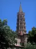 Toulouse - Тулуза: Восьмиугольная колокольня базилики Святого Сернина в романском стиле и деревья