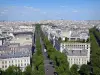 Triomfboog - Uitzicht over Parijs en Montmartre op de achtergrond van het panoramaterras