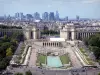 Trocadéro - Vue sur le palais de Chaillot, les jardins du Trocadéro et le quartier de la Défense en arrière-plan depuis le haut de la tour Eiffel