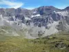 Troumouse cirque - Mountains of the cirque; in the Pyrenees National Park