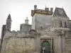 Uzès - Ducado (castillo de Duke): La entrada de la capilla ducado, gótico, Bermonde torre (mantener), recorrido por el vizconde y su torre octogonal de la izquierda. Torre del Reloj (Torre del Obispo) en el fondo