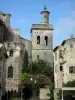 Uzès - Iglesia de San Esteban y su campanario, y las casas de la ciudad vieja