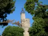 Vaison-la-Romaine - Campanario (torre) de la puerta fortificada y los árboles