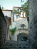 Vaison-la-Romaine - Narrow street (stairway) and houses of the medieval town (high city)