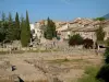 Vaison-la-Romaine - Houses of the city lining the archeological site with the Gallo-Roman remains (ancient ruins) of the Villasse district