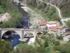 Vale do Eyrieux - Chervil Bridge que atravessa o rio Eyrieux, casas e jardins à beira da água; no município de Chalencon, no Parque Natural Regional de Monts d'Ardèche