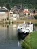 Vale do Meuse - Parque Natural Regional das Ardenas: rio Meuse, navio de cruzeiro ancorado e fachadas da cidade de Monthermé