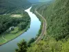 Vale do Meuse - Vista do rio Meuse rodeado por vegetação