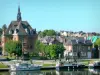 Vale do Meuse - Prefeitura, casas e rio Haybes param com seus barcos atracados