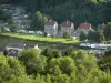 Vale do Meuse - Vista dos telhados de Monthermé e do rio Meuse, em um cenário verde, da Roche à Sept Heures