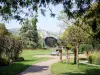 Valence - Parc Jouvet: camino bordeado de árboles y trampolines