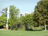 Valence - Monumento a los caídos en la guerra rodeado de árboles en el parque Jouvet