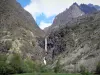 Valgaudemar - Valle Valgaudemar: Combefroide en cascada (cascada) y las montañas en el Parque Nacional de Ecrins (macizo de Ecrins)